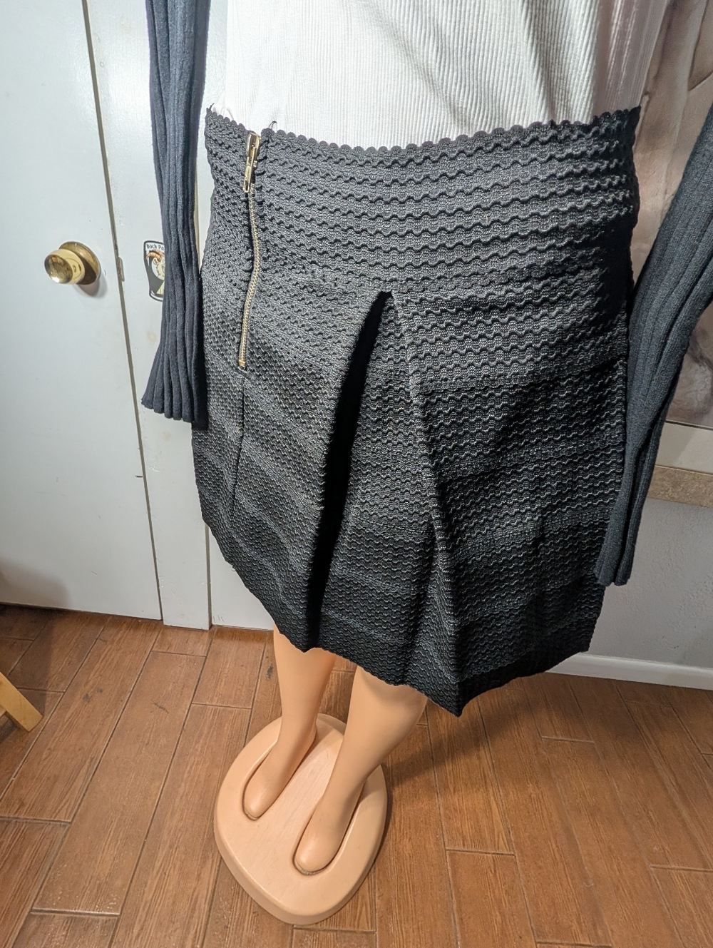 Touch Me Pleated Skirt Textured Black with Front Zip Size L